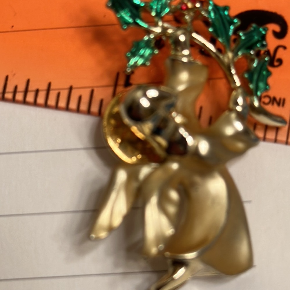 Angel brooch Grigio Gusti Vintage Angel holding enamel holly branch lapel pin - Picture 7 of 7